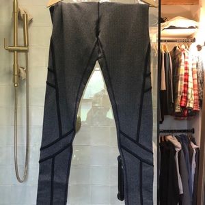 Mondetta leggings size medium in a grey and black houndstooth with black ribbing